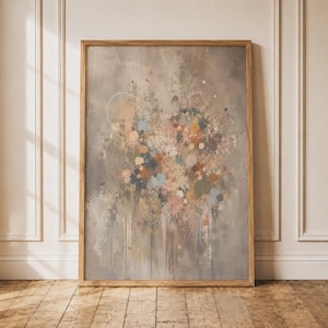 Puede incluir: Una impresión de arte rectangular en un marco de madera clara que presenta una composición floral abstracta. La pintura utiliza una paleta apagada de gris, beige, rosa suave, amarillo mostaza y azul polvo con salpicaduras de pintura.