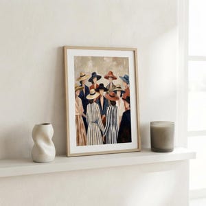 Könnte beinhalten: Ein gerahmter Kunstdruck, der eine Gruppe von Figuren mit breitkrempigen Hüten und verschiedenen Outfits zeigt, darunter gestreifte Muster und einfarbige Töne. Die Figuren sind in einem stilisierten Stil mit gedeckten Beige-, Blau- und Brauntönen gehalten.