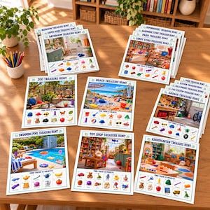 Può includere: Una collezione di fogli di attività di caccia al tesoro stampati con varie scene come zoo, spiaggia, piscina e negozio di giocattoli. Ogni foglio mostra un'ampia immagine colorata in alto e una griglia di dodici piccoli oggetti da trovare.
