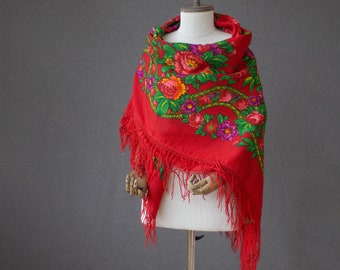 Mantón ruso rojo con rosas, dalias y adornos.