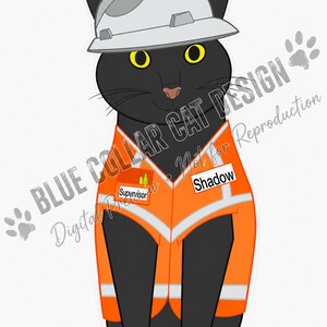 Könnte beinhalten: Eine Illustration einer schwarzen Katze mit grauem Schutzhelm und oranger Warnweste. Die Weste hat ein Namensschild mit der Aufschrift Shadow und ein Abzeichen mit der Aufschrift Supervisor. Der Text BLUE COLLAR CAT DESIGN ist im Bild zu sehen.