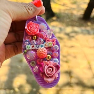 Porte-clés église avec une rose rose