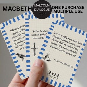 Peut inclure: Trois cartes rectangulaires avec un motif quadrillé et des bordures bleues en pointillés. Les cartes présentent des extraits de texte noir de Macbeth, incluant des dialogues et références d'actes, avec des illustrations de corbeau, épée, chapeau et squelettes.