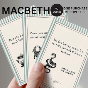 Peut inclure: Trois cartes rectangulaires avec des bordures rayées bleu clair et blanc, présentant du texte noir et des illustrations de Macbeth. Les cartes affichent des citations, un chaudron, une boule de cristal et un serpent, avec le texte MACBETH visible.