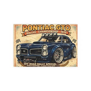 Może przedstawiać: Plakat w stylu vintage przedstawiający ciemnoniebieski samochód rajdowy terenowy Pontiac GTO z 1970 roku. Tekst głosi PONTIAC GTO RALLYE CHAMPIONSHIP 1970 oraz OFF-ROAD RALLY SPECIAL WINCH EQUIPPED 4-LIGHT RALLY BAR. Samochód ma szerokie błotniki.