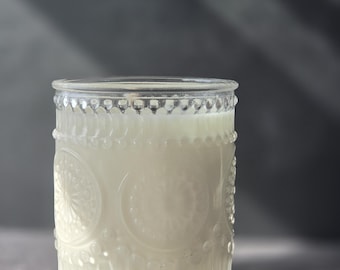 Candela di soia da 227 g (8 oz), profumata allo zucchero di canna tostato e colata a mano, in un classico barattolo di vetro.