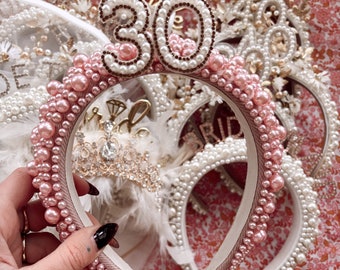 Set Decorazioni 30° Compleanno Per Lei - Fascia Per Capelli Con Perle + Spilla 30 & Fabulous - 2