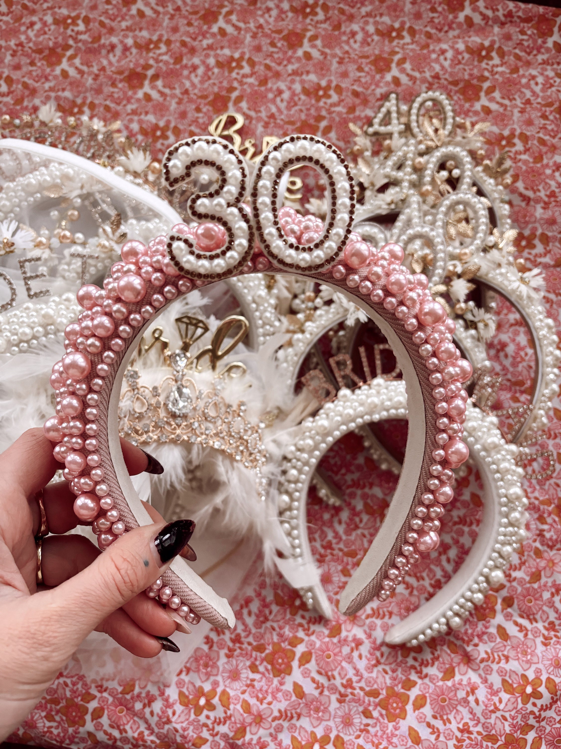 Tiara de aniversário com pérolas rosa: coroa de números com strass