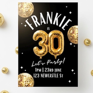 Könnte beinhalten: Schwarze Party-Einladung mit goldenen Ballon-Zahlen, die „30“ ergeben. Die Einladung lautet „Frankie is 30“ und „Let's Party!“ mit Datum und Uhrzeit. Goldene Discokugeln sind um die Einladung verstreut.