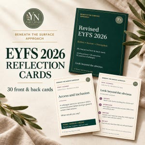 Puede incluir: Un conjunto de 30 tarjetas de reflexión interactivas tituladas Revised EYFS 2026 Beneath the Surface Approach. El set incluye una caja verde oscuro y dos tarjetas blancas con escenarios sobre acceso e inclusión, con pautas para observar y reflexionar.