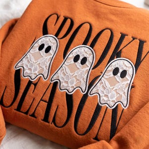 Sudadera con aplique de fantasma bordado en encaje, suéter para la temporada de Halloween, jersey bohemio para Halloween, ropa con estética otoñal.