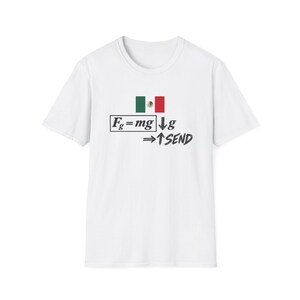 以下が含まれることがあります： メキシコの国旗のグラフィックプリントが施された白い半袖Tシャツ。その下には物理学の方程式「Fg=mg」、文字「g」の横に下向きの矢印、右向きの矢印に続いて上向きの矢印と黒い文字で「SEND」とプリントされています。