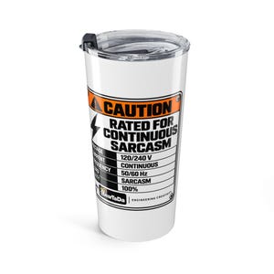 Puede incluir: Un vaso de acero inoxidable blanco con tapa de plástico transparente que presenta una etiqueta de precaución naranja y negra. El texto dice CAUTION RATED FOR CONTINUOUS SARCASM con especificaciones técnicas de 120/240 V y 100% de capacidad SARCASM.