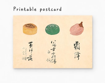 Puede incluir: Una postal imprimible con fondo beige que muestra tres ilustraciones de dulces japoneses tradicionales. Sobre los dulces, el texto dice Printable postcard. Debajo de cada dulce hay columnas con caracteres de caligrafía japonesa en negro.