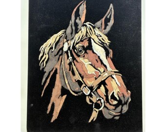 Tableau vintage en velours noir représentant un cheval, art mural équestre, décoration rétro milieu du siècle
