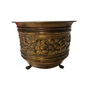 Vintage Messing-Pflanzgefäß mit Rosenprägung, Jardiniere, goldfarben, mit Klauenfüßen