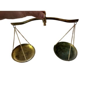 Balance de précision vintage en laiton, style apothicaire antique, style judiciaire