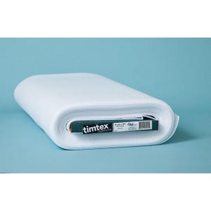Puede incluir: Un rollo de tejido de interfaz Timtex blanco, 10 yardas x 20 pulgadas (50,8 cm), sobre un fondo azul claro. La tela está enrollada firmemente, mostrando las capas de material. La etiqueta del producto es visible.