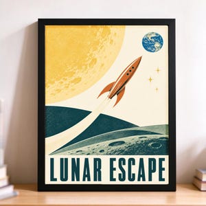 Może przedstawiać: Oprawiony plakat przedstawiający pomarańczową rakietę w stylu retro startującą z kraterowej szarej powierzchni księżyca w stronę niebieskiej Ziemi i dużego żółtego księżyca. Napis LUNAR ESCAPE jest wydrukowany ciemnozielonymi wielkimi literami.