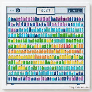 Könnte beinhalten: Ein gerahmtes Kreuzstichbild, das das Innere eines Kühlschranks mit Reihen bunter Flaschen im Farbspektrum zeigt. Die obere Anzeige zeigt den Text 2027 und 4 °C. In der unteren rechten Ecke befindet sich der Text Tiny Tale Stitches.