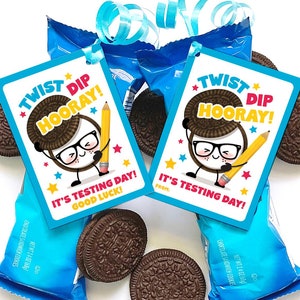 印刷可能なテストの日のおやつタグ 教室のおやつタグ チョコレートサンドイッチクッキー 幸運の贈り物 テスト 期末テスト 学校のテスト クッキータグ PTO