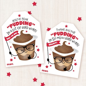 Puede incluir: Dos etiquetas de regalo imprimibles con un dibujo animado de un vaso de pudín con gafas y un pulgar hacia arriba. El texto en las etiquetas dice "You've been "PUDDING" in a lot of hard work! Way to go!" y "Thank you for "PUDDING" in so much hard work! Enjoy!"