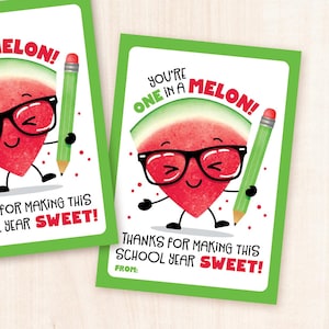 Può includere: Due biglietti con bordi verdi con un personaggio di anguria con occhiali e una matita. Il testo recita: "You're one in a melon!" e "Thanks for making this school year sweet!"