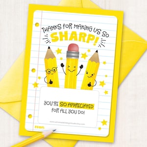 Puede incluir: Porta tarjetas de regalo imprimible con fondo amarillo y un diseño de tres lápices amarillos sonrientes con el texto "¡Gracias por hacernos tan afilados! ¡Eres tan apreciado por todo lo que haces!"