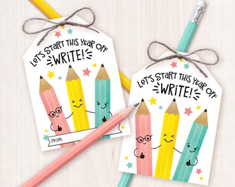 Op de afbeelding: Twee printbare cadeaulabels met een cartoonillustratie van drie potloden met lachende gezichten. De tekst op de labels luidt "Let's start this year off WRITE!"
