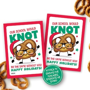 Puede incluir: Dos etiquetas imprimibles rojas y blancas para snacks de pretzel con un pretzel de dibujos animados con gafas y un gorro de Papá Noel. El texto dice "Our school would knot" y "¡Felices fiestas!"
