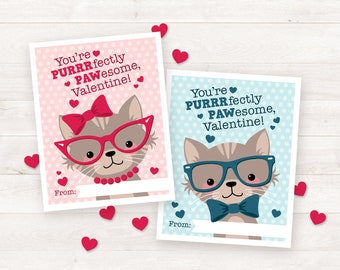 Puede incluir: Dos tarjetas de San Valentín imprimibles con lindos gatos de dibujos animados que usan gafas. La tarjeta de la izquierda tiene un fondo rosa con un gato que usa gafas rojas y un lazo rojo. La tarjeta de la derecha tiene un fondo azul con un gato que usa gafas azules y una corbata de moño azul. Ambas tarjetas dicen "You're PURRRfectly PAWesome, Valentine!"