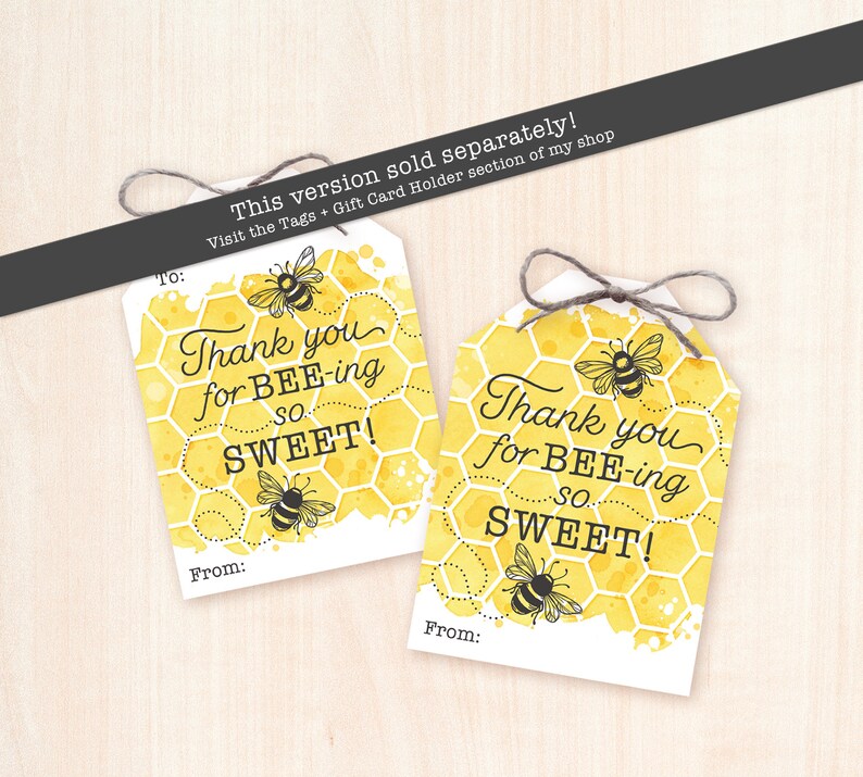 Peut inclure: Deux &eacute;tiquettes cadeaux jaunes et blanches avec un motif de nid d'abeilles et une illustration d'abeille. Le texte sur les &eacute;tiquettes dit "Merci d'&ecirc;tre si DOUX !"