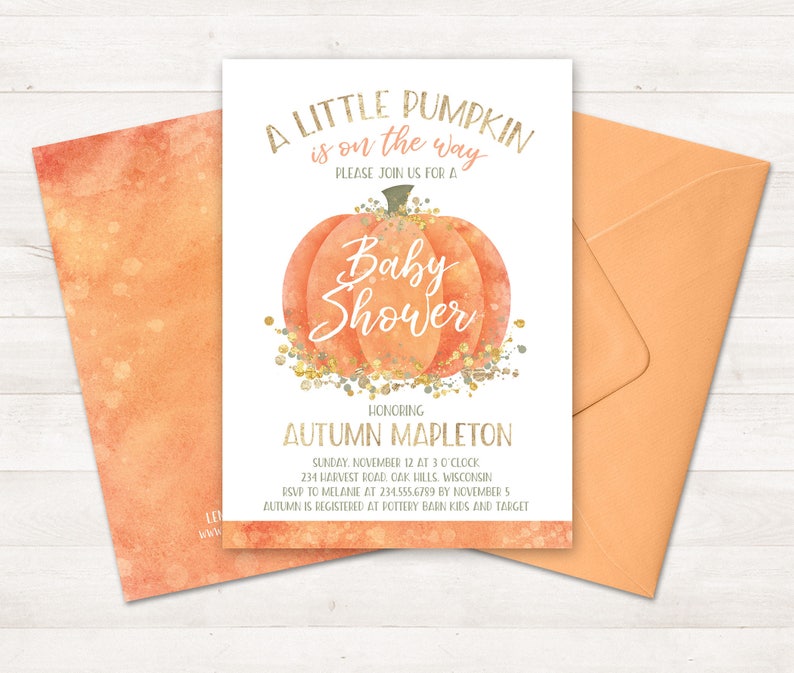 Może przedstawiać: Białe zaproszenie na baby shower z akwarelową ilustracją dyni i złotymi błyskotkami. Tekst brzmi "A Little Pumpkin is on the Way" i "Baby Shower". Zaproszenie jest dla Autumn Mapleton i zawiera datę, godzinę, miejsce i informacje RSVP.