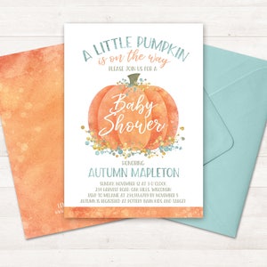 Może przedstawiać: Zaproszenie na baby shower z akwarelową ilustracją dyni. Zaproszenie zawiera napis "A little pumpkin is on the way" i tekst "Baby Shower" w złotej czcionce. Zaproszenie jest dla Autumn Mapleton i zawiera datę, godzinę i miejsce baby shower.