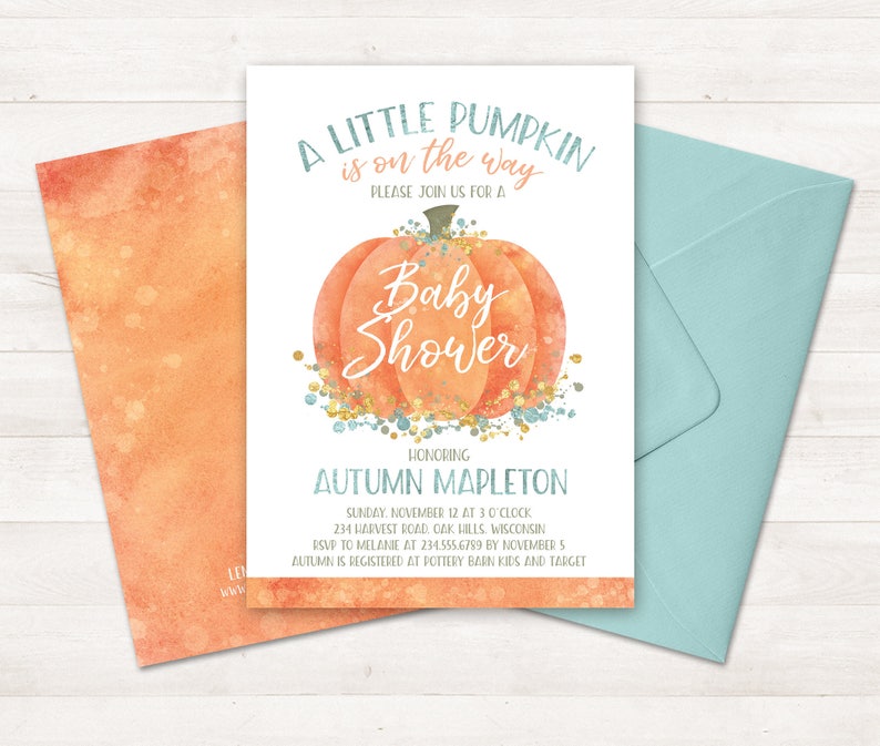 Może przedstawiać: Zaproszenie na baby shower z akwarelową ilustracją dyni. Zaproszenie zawiera napis "A little pumpkin is on the way" i tekst "Baby Shower" w złotej czcionce. Zaproszenie jest dla Autumn Mapleton i zawiera datę, godzinę i miejsce baby shower.