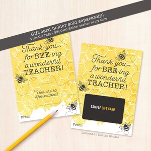 Peut inclure: Un porte-carte cadeau jaune et noir avec un motif en nid d'abeille et des illustrations d'abeilles. Le texte "Merci d'&ecirc;tre un professeur formidable !" est imprim&eacute; sur la carte. La carte comprend un espace pour une carte cadeau et le texte "CARTE CADEAU D'&Eacute;CHANTILLON".