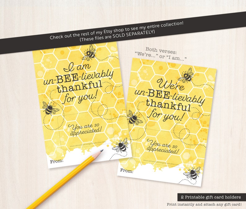 Peut inclure: Deux supports de cartes cadeaux imprimables sur le th&egrave;me des abeilles. Les cartes sont jaunes avec un motif de nid d'abeilles et pr&eacute;sentent le texte "Je suis incroyablement reconnaissant pour toi !" et "Nous sommes incroyablement reconnaissants pour toi !" avec une illustration d'abeille. Les cartes ont un espace pour ins&eacute;rer une carte cadeau et un espace pour &eacute;crire "De la part de :"