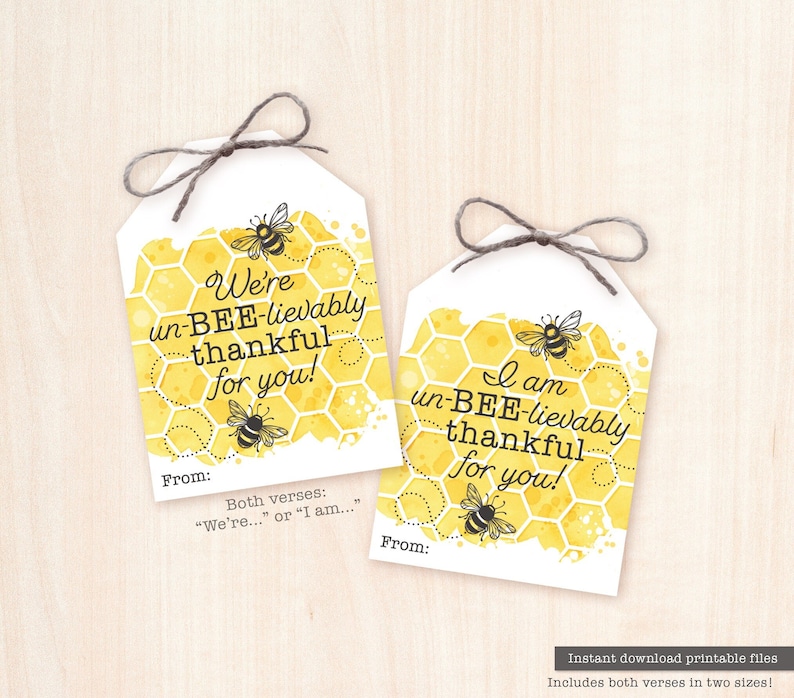 Peut inclure: Deux &eacute;tiquettes cadeaux imprimables avec un motif d'abeille et de nid d'abeilles. Le texte sur les &eacute;tiquettes est "We're un-BEE-lievably thankful for you!" et "I am un-BEE-lievably thankful for you!"