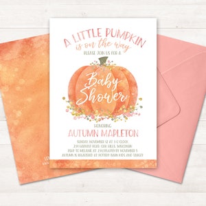 Może przedstawiać: Zaproszenie na baby shower z akwarelowym wzorem dyni. Zaproszenie zawiera napis "A Little Pumpkin is on the Way" i zawiera tekst "Baby Shower" w r&oacute;żowych literach. Zaproszenie jest dla Autumn Mapleton i zawiera datę, godzinę i miejsce przyjęcia.