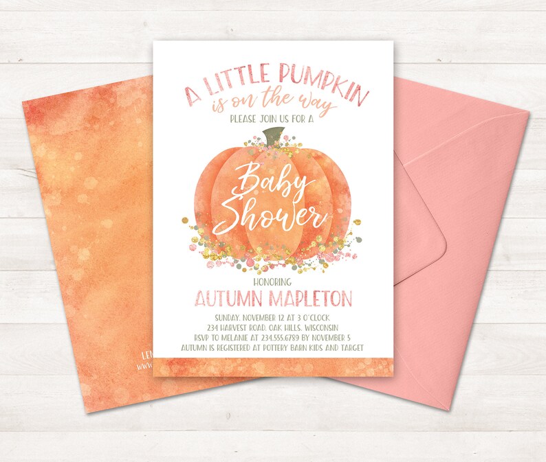 Może przedstawiać: Zaproszenie na baby shower z akwarelowym wzorem dyni. Zaproszenie zawiera napis "A Little Pumpkin is on the Way" i zawiera tekst "Baby Shower" w r&oacute;żowych literach. Zaproszenie jest dla Autumn Mapleton i zawiera datę, godzinę i miejsce przyjęcia.