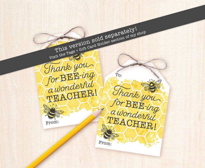 Peut inclure: Deux &eacute;tiquettes cadeaux jaunes et blanches avec un motif d'abeille et de nid d'abeilles. Le texte sur les &eacute;tiquettes est "Merci d'&ecirc;tre un professeur formidable !"