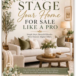 以下が含まれることがあります： エリザベス・ポロスキ・デザイン著『How to Stage Your Home for Sale Like a Pro』というタイトルの本。表紙には、ベージュのソファ、緑や柄入りのクッション、丸い木製のコーヒーテーブル、装飾的な花のイラストが描かれたリビングルームが写っています。