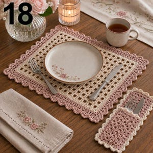 Puede incluir: Un mantel individual de ganchillo rectangular con un centro de rejilla color crema y un borde festoneado rosa empolvado. Incluye un pequeño portacubiertos de ganchillo a juego, una servilleta beige con bordado floral, un plato y cubiertos.