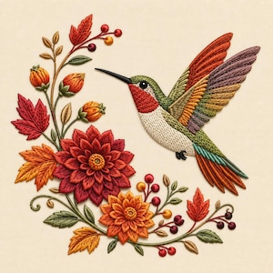 Op de afbeelding: Een borduurontwerp met een kolibrie met groene, rode en oranje veren in vlucht. De vogel is omringd door een gebogen arrangement van herfstkleurige bladeren, rode bessen en twee grote, gedetailleerde bloemen in tinten rood en oranje.
