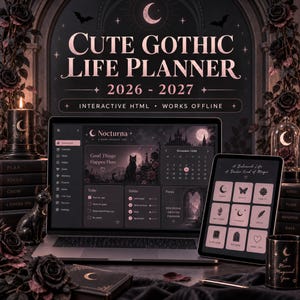 以下が含まれることがあります： Cute Gothic Life Planner 2026-2027と題されたデジタルライフプランナーがノートパソコンとタブレットの画面に表示されています。インターフェースは月と猫のモチーフを取り入れたダークテーマで、カレンダー、習慣トラッカー、タスクリストが含まれています。