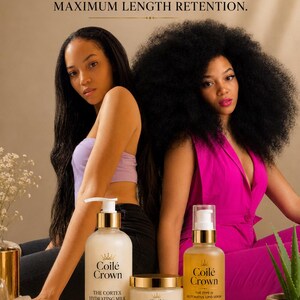 以下が含まれることがあります： Coilé Crownのヘアケア製品3点セット。The Cortex Hydrating Milk、The Cuticle Resurfacing Cream、The Type IV Restorative Lipid Serumが含まれ、それぞれゴールドのキャップが付いており、ゴールドのトレイの上に配置されています。