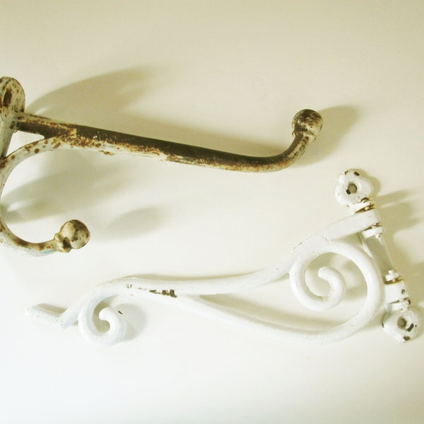 negli anni venti grandi ghisa Wallmount ganci - uno fissi - uno oscilla su una cerniera - totalmente utile - unico - rustico - verniciato bianco ghisa