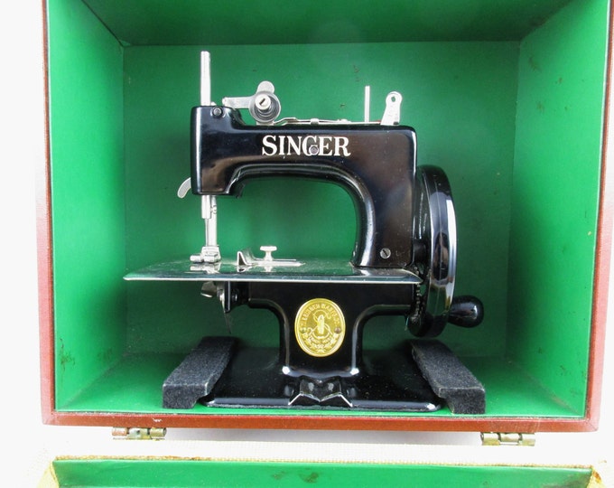 Vintage Singer Sewing Machine Singer 20-10 Sewing Machine 'sewhandy