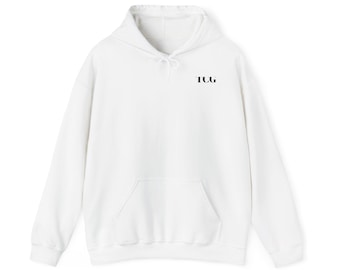 Könnte beinhalten: Ein einfarbig weißer Kapuzenpullover mit langen Ärmeln, Kapuzenkordel, gerippten Bündchen, einer Kängurutasche auf der Vorderseite und dem schwarzen Schriftzug TCG in Serifenschrift auf der linken oberen Brustseite.