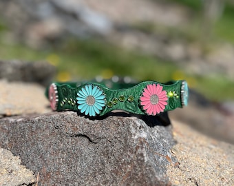 Collare in pelle fatto a mano con fascia da 1 1/4" con margherite pastello verdi con fiori rosa e blu per cani di grossa taglia con steli di strass
